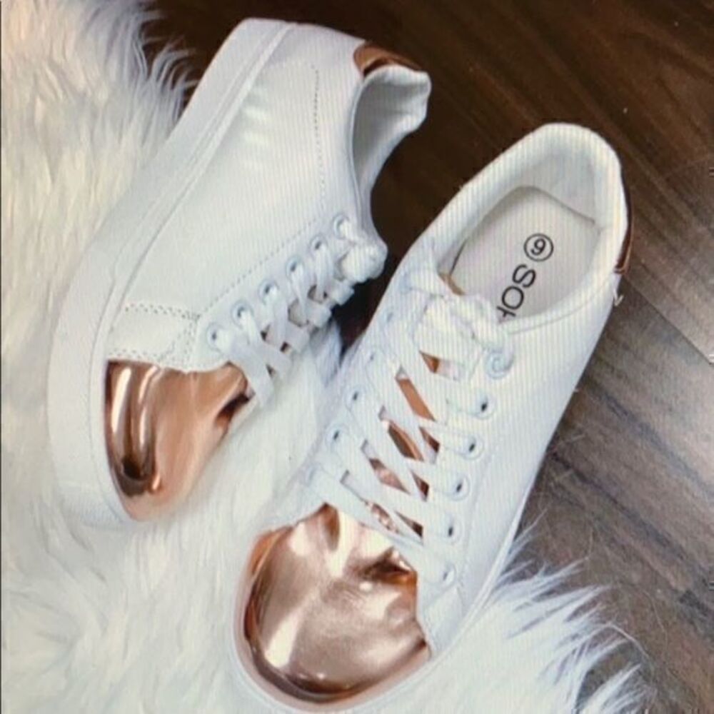 𝅺⭐️⭐️host PICK⭐️⭐️NWOT, Soho Metallic Toe Sneaker. Size 8